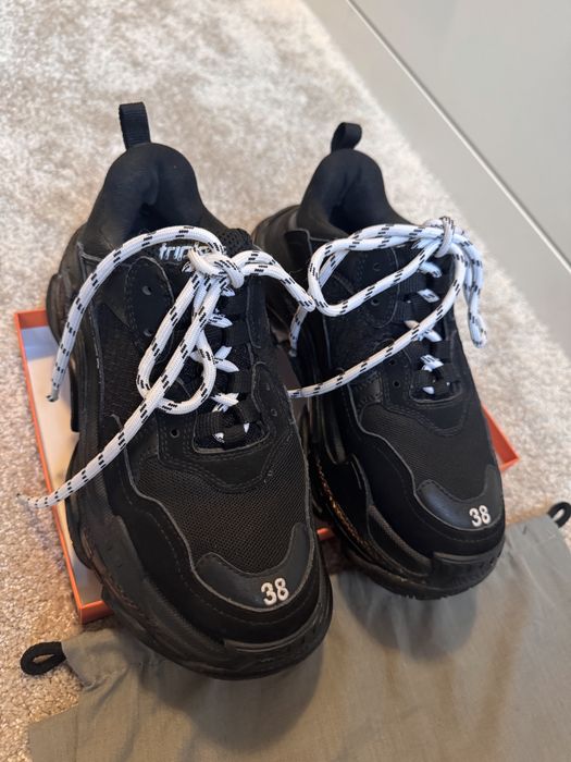 Чехли Hermes / Кецове Balenciaga / Обувки на ток Christian Laboutin