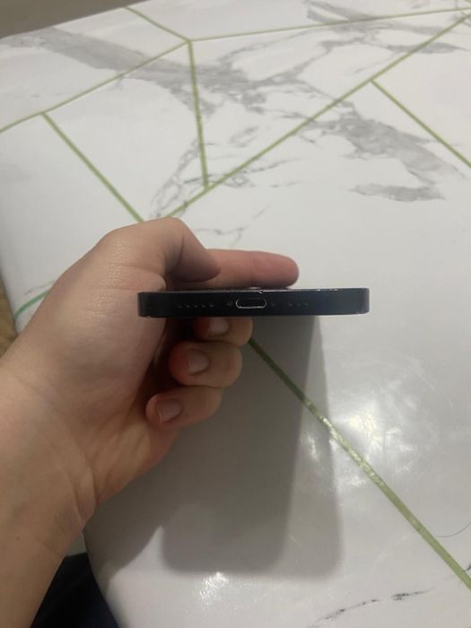 Продам Iphone 13