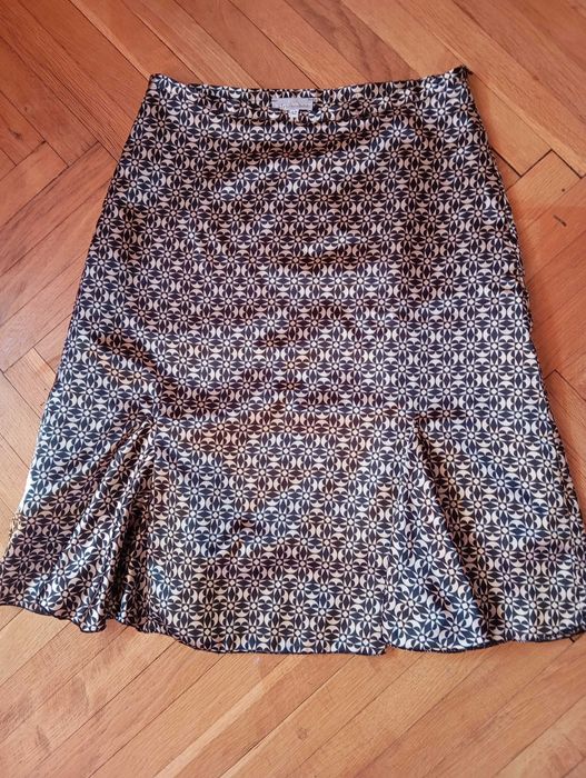 Дамска пола.Материала е сатен