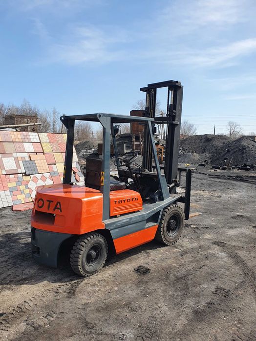 Вилочный погрузчик (кара)