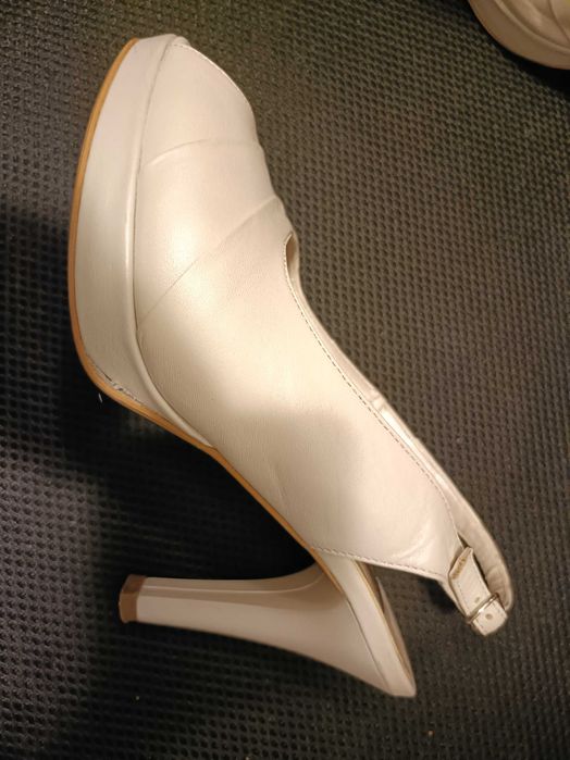 Vând sandale cu toc