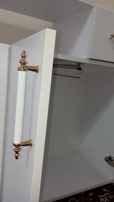 Kiyimlar uchun mebel. Ustki qismi esa dazmol uchun