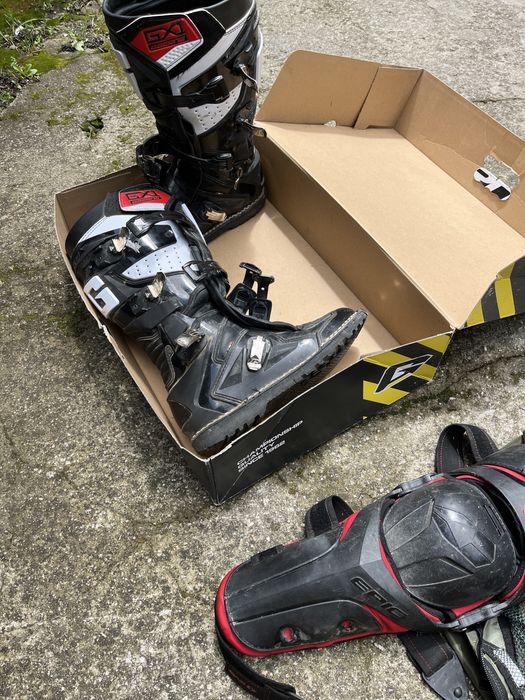 мотокрос ботуши очила брич мото наколенки