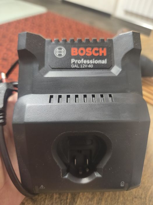 Рубанок Bosch 12 v + аккумулятор и зарядка ! 3А аккумулятор оригинал!