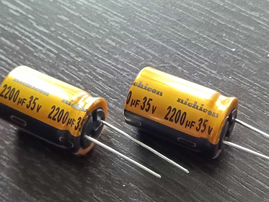 condensatori 220micro farad 35 volti Nichicon