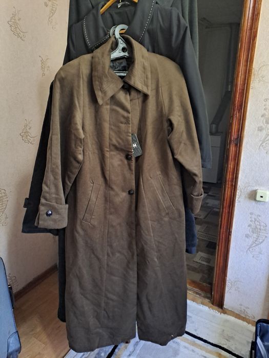 3 Пальто и плащ продаются