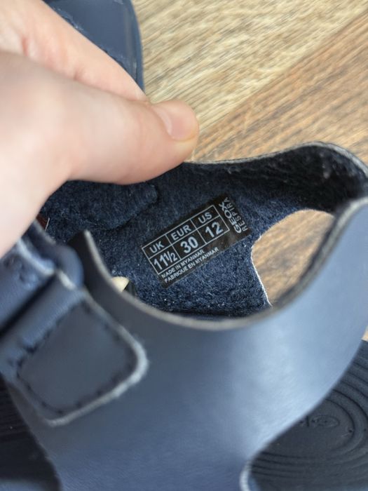 Продам четыре пары летней детской обуви.