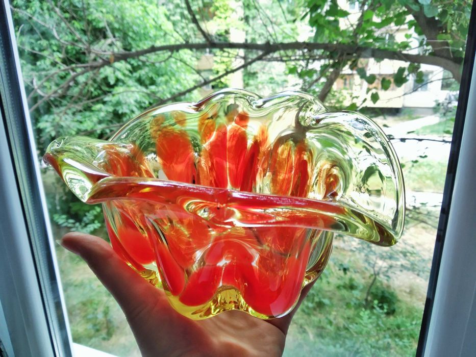 Винтажная чешская ваза из цветного стекла