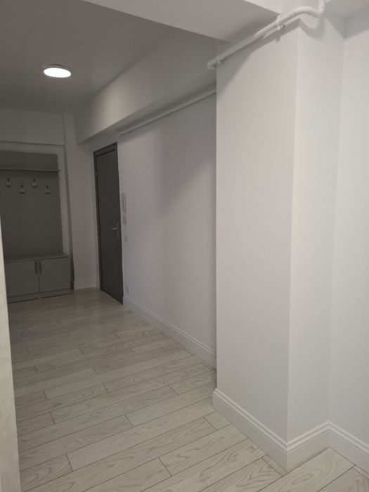 Închiriez apartament cu trei camere în bloc nou mobilat si utilat