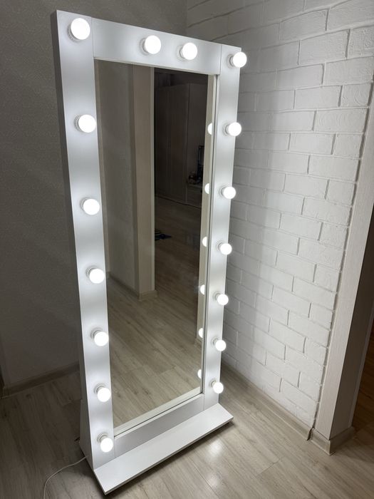 Напольное зеркало