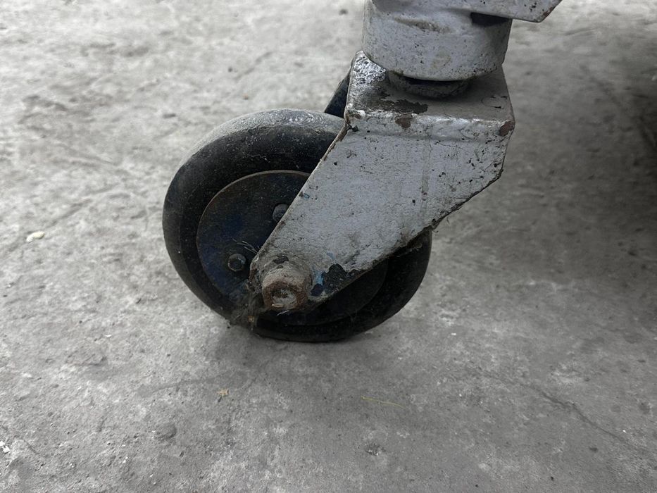 Металлическая тележка