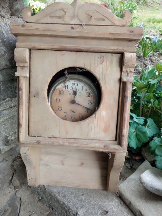 Стар будилник със дървена кутия