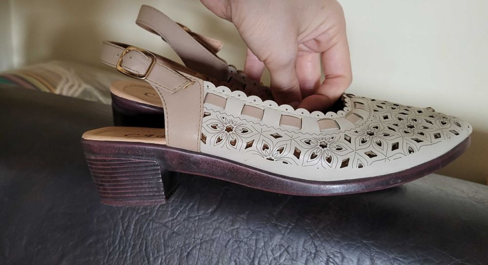 Pantofi de vara / sandale de dama din piele, dantelate si decupate