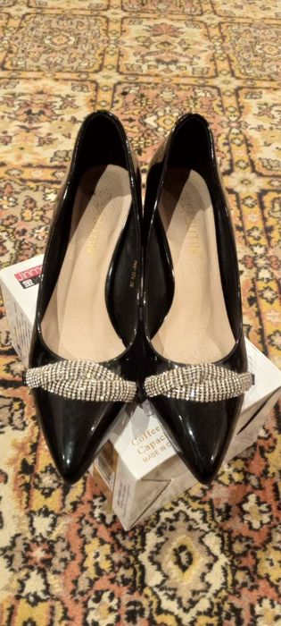 Qora Labutin lakirovanniy tuflilari. Чёрные лакированные туфли Лабутин