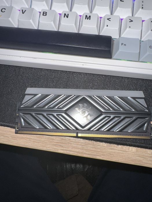 Продам оперативную память Adata xpg spectrix dd4