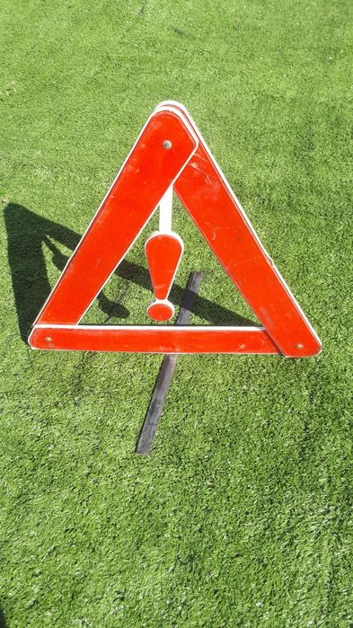 Аварийный знак на грузовой и легковой автомобиль.