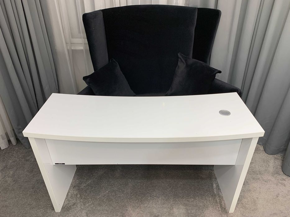 Pachet mobilier deosebit:Masă antică,Cadă retro,FotoliuWingback,Birou