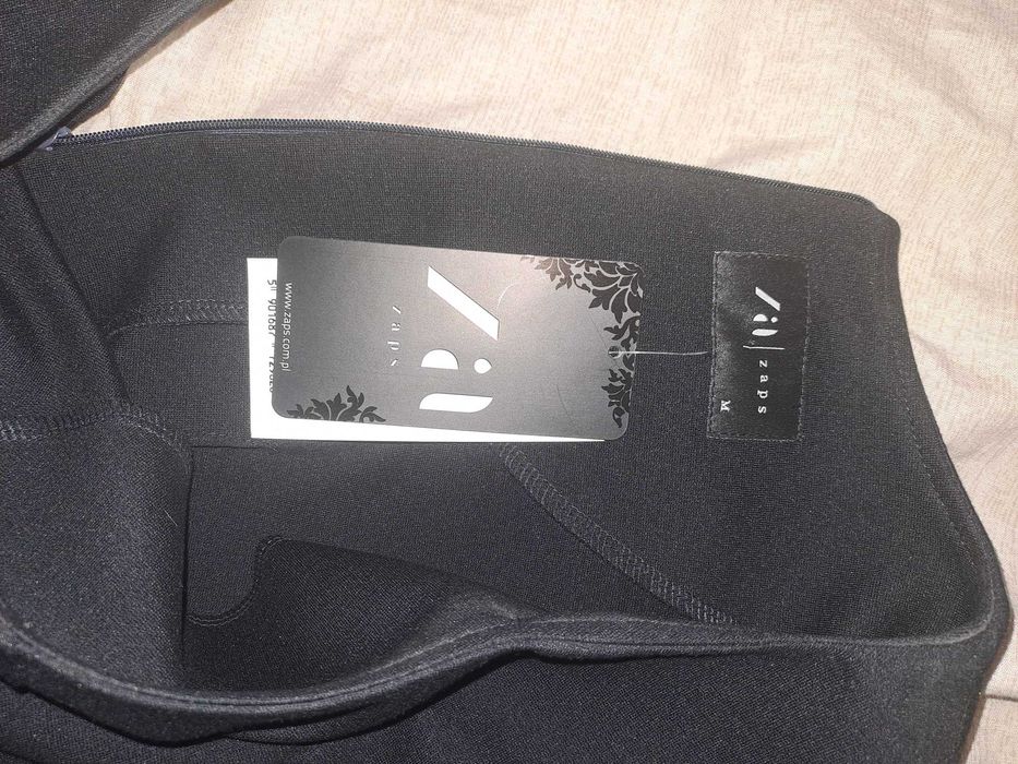 Елегантна черна рокля комбинация от кожа и плат