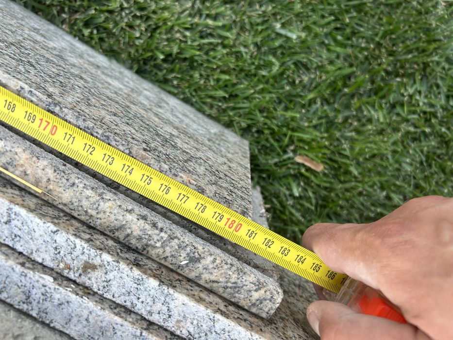 Placi de granit finisat pentru glafuri sau trepte