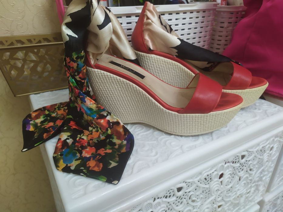 Брендовые обуви в хорошим состоянии.