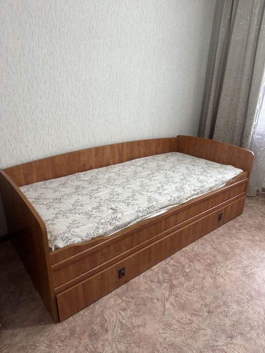 Кровать односпальная с матрасом