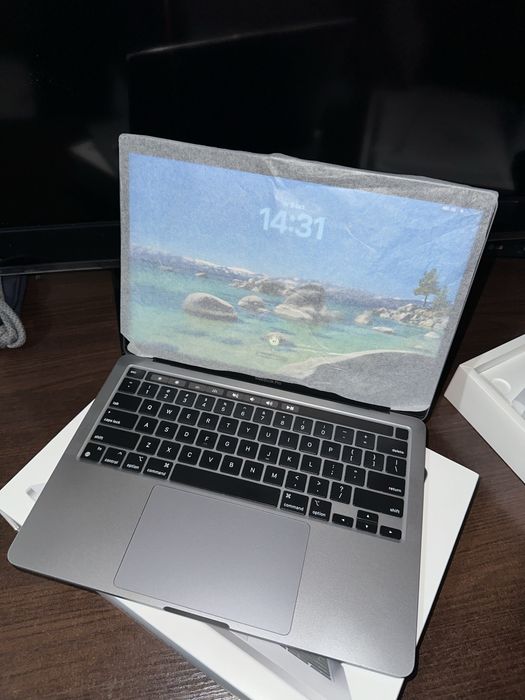 Продам macbook pro m2 8/256gb.