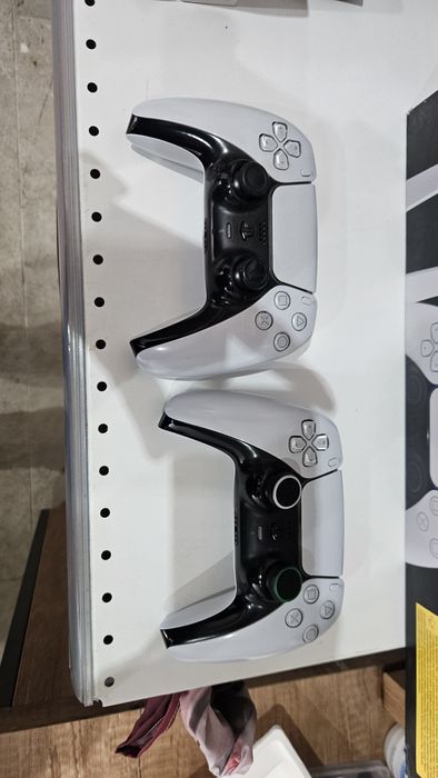 Плейстейшън 5 с два джойстика