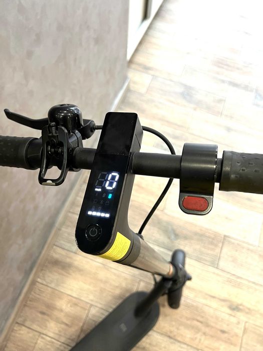 Trotinetă Electrică Xiaomi Mi Pro 2, Viteza: 25km/h, Putere motor: 300w!