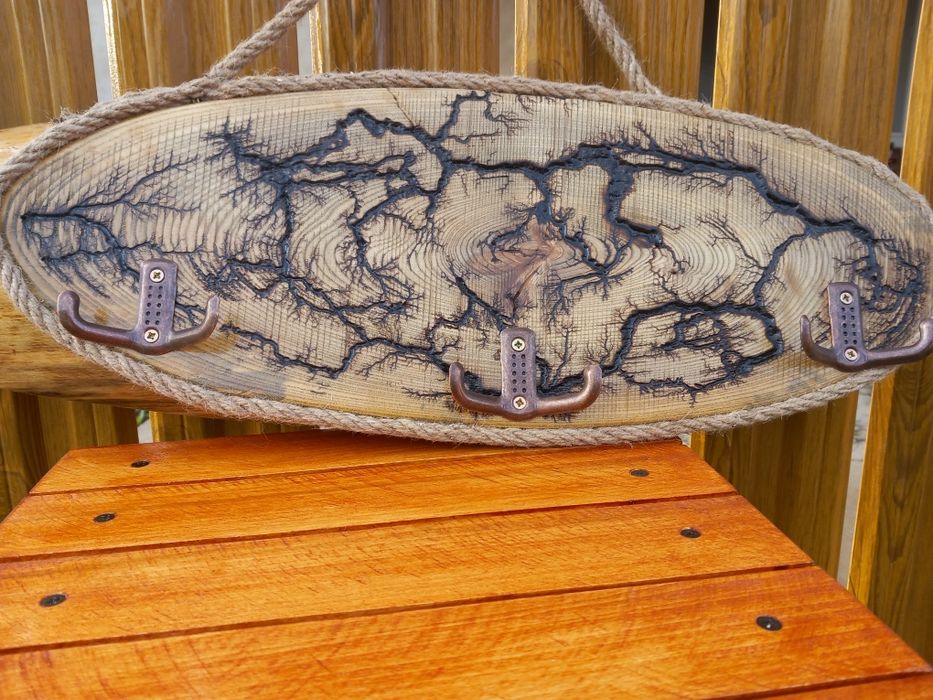 Дървена закачалка