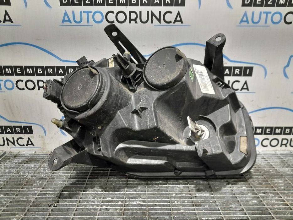 Far Stanga Dacia Duster Facelift 2014 - 2017 SUV 4 Usi (1125) Fara xenon