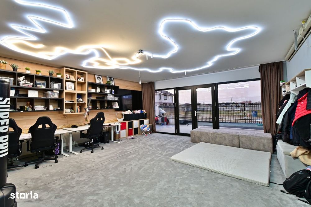 Vila de lux design deosebit, piscina, sistem fotovoltaic cu baterii.