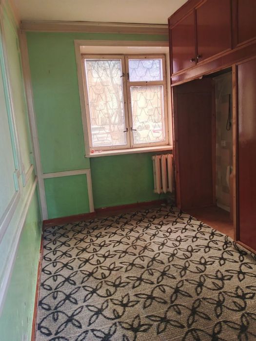 Чиланзар 13.  Срочно 2 х комнатная. Без балкона