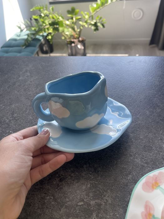 Продам набор чашек с блюдцем