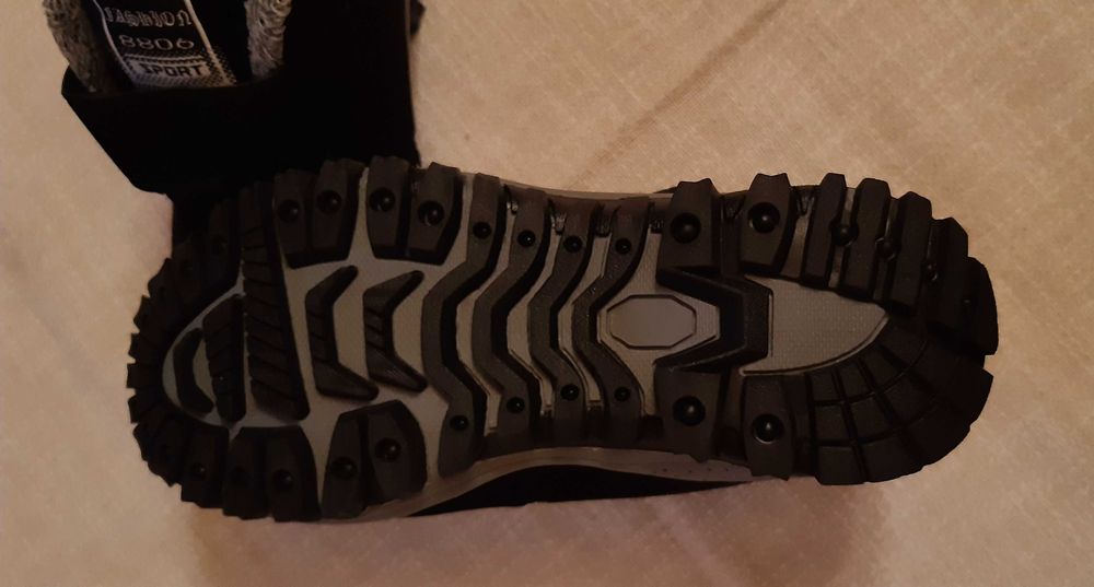 Продавам  нови зимни юношески обувки