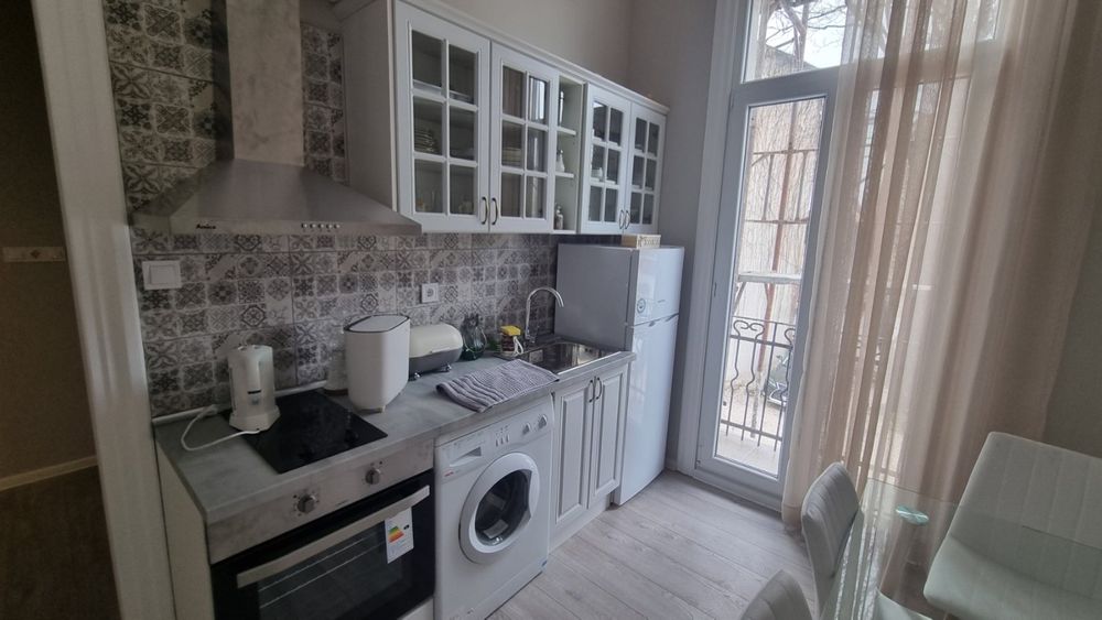 Дава се под наем Тристаен апартамент в Пловдив, Център - 90 кв.м за 765 € - Снимка #3