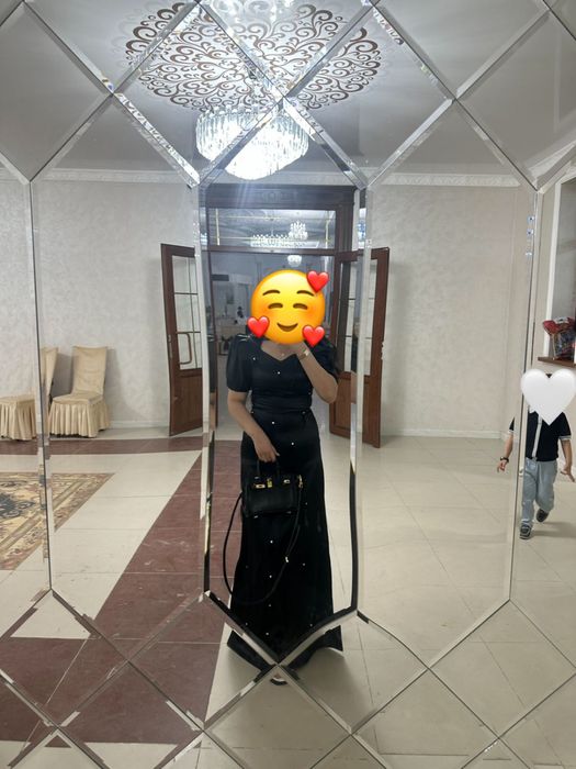 Платье черная, перья есть