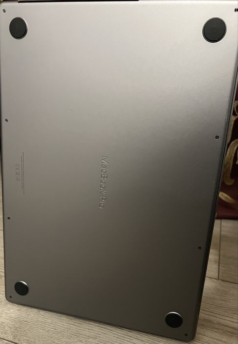 MacBook Pro 16” M1 Pro | 32 GB RAM | 1 TB SSD | Husă SUPCASE