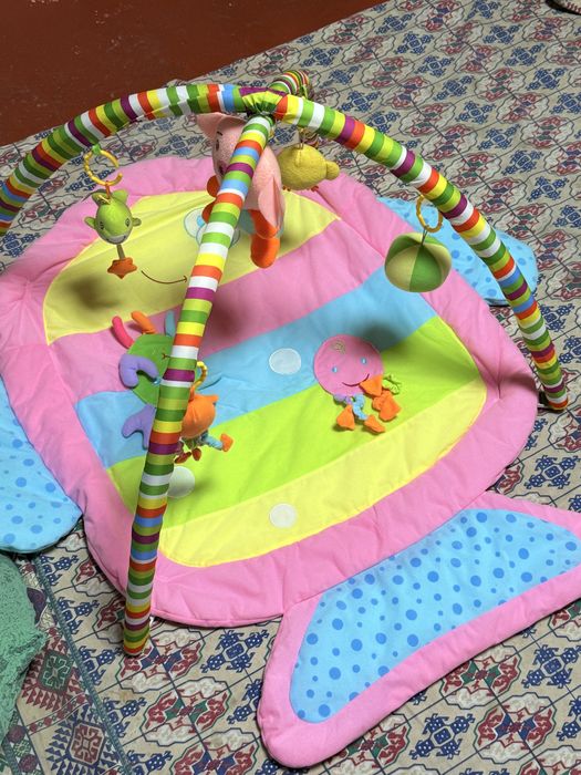 Продам яркий игровой коврик в форме рыбки.