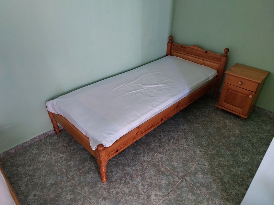 Спални и легла с матраци, маси-тоалетки от чам масив