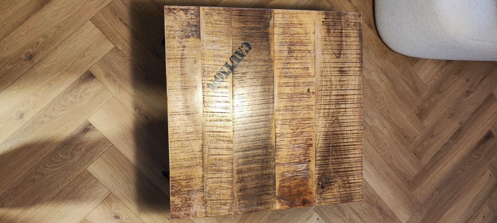 Маса от естествено масивно мангово дърво с черни метални крака