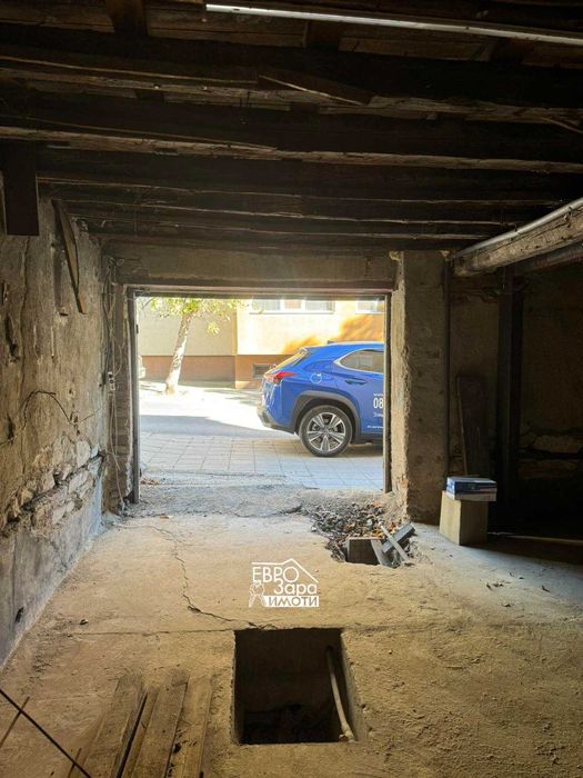 Двуетажна къща с гараж за продажба в Центъра