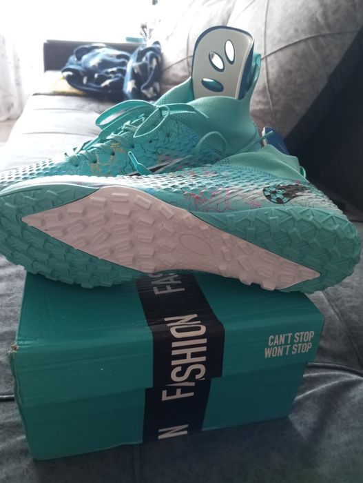 Продам бутсы новые р-р 44