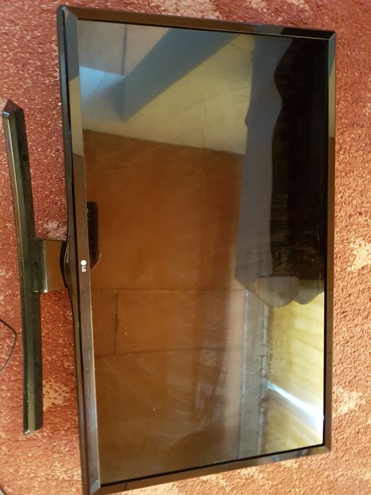 Телевизор LG 28 инча, дефектен екран