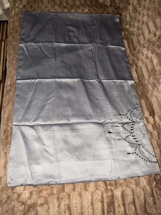 Lenjerie de pat satinata cu pietre, broderie si dantela