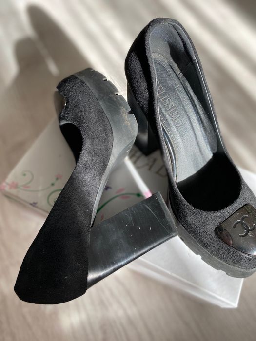 Продается чёрные замшевые туфли