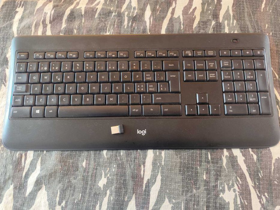 Клавиатура безжична черна Logitech K800 + приемник