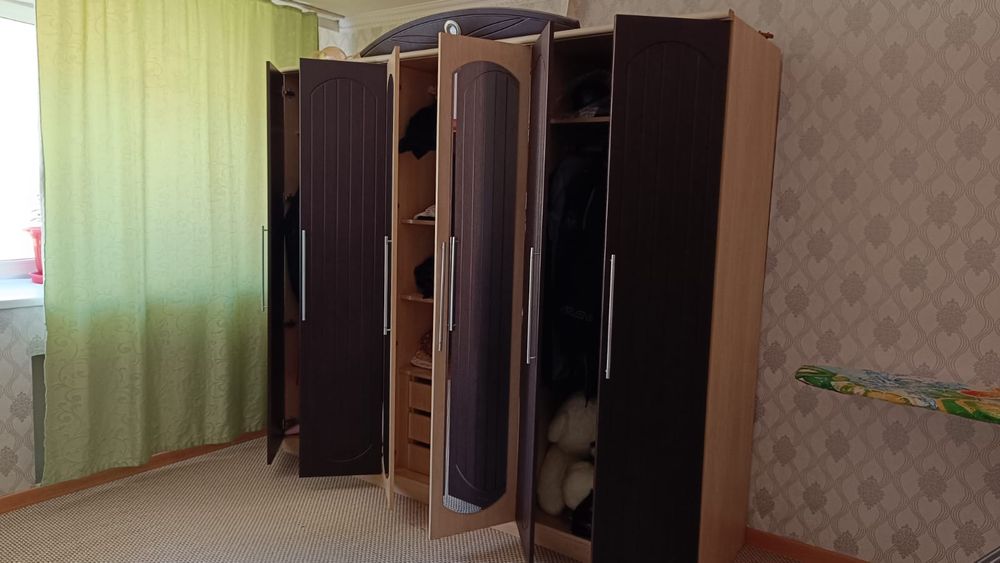 Продам шкаф с комодом и тумбочками