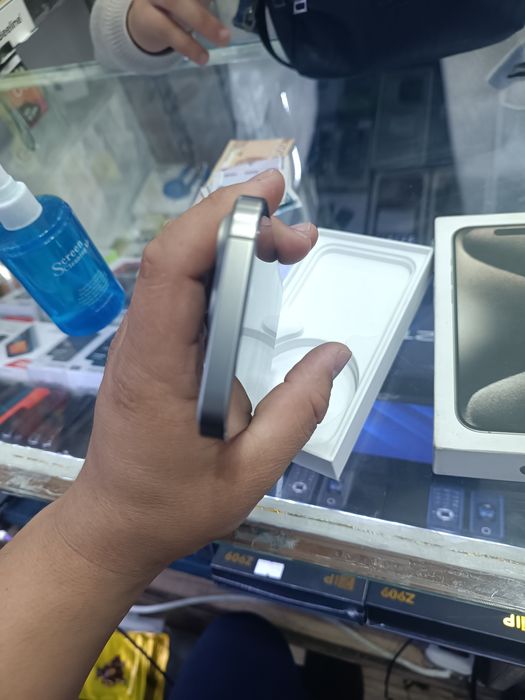 Iphone 15 pro 128gb org ekran qoʻyilgan ozgina palasa bor