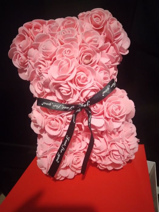 Розово мече от вечни рози