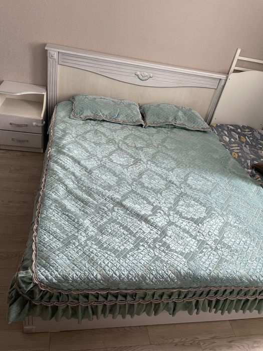 Продам спальный гарнитур.